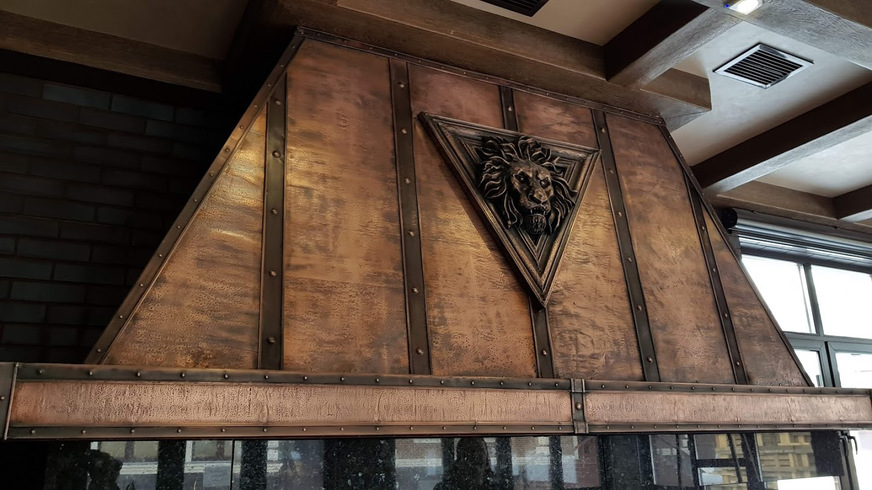 Beim Anblick dieser kupfernen Dunstabzugshaube mit Löwenkopf schlagen nicht nur die Herzen von Küchenliebhabern schneller