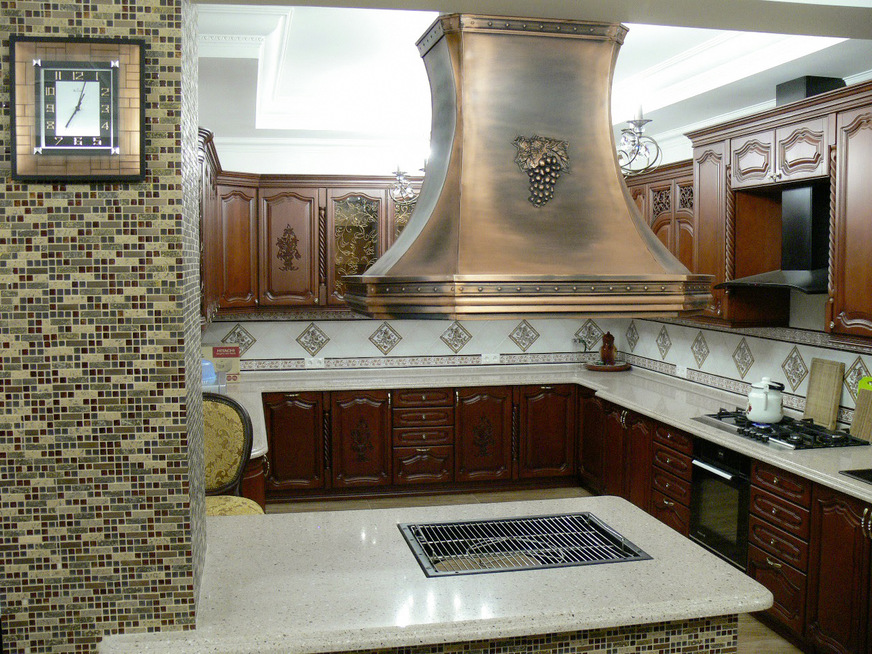Küchenabzug mit aufgesetztem Weintrauben-Motiv aus Kupfer