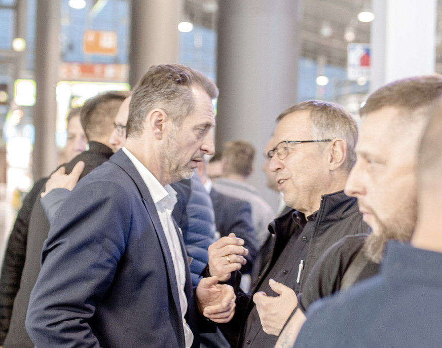 Manfred Hösler (r.) im Gespräch mit Martin Fischer (M.A.S.C.) auf der Preisverleihung „Meisterstück des Jahres“ 2020 in Stuttgart