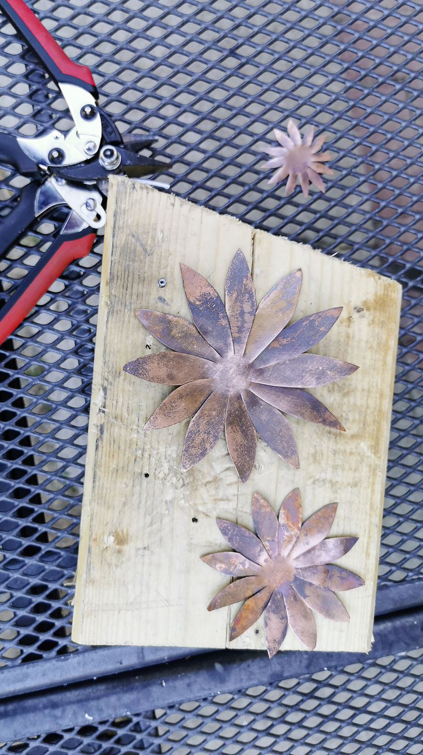Die Blumenteile ­wurden anhand einer Zeichnung aus Kupfer ausgeschnitten