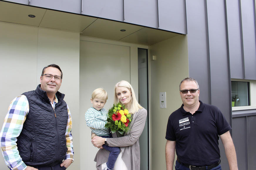 Nach Abschluss der Bauarbeiten bekam die Hausherrin Blumen von Klempnermeister Mirco Siegler (l.) und Martin Rombach (r., Haushaut). Die Aufnahme hat übrigens Luis Siegler gemacht, zukünftiger Klempner und Vertreter der nächsten Generation bei Sima-Bau Siegler