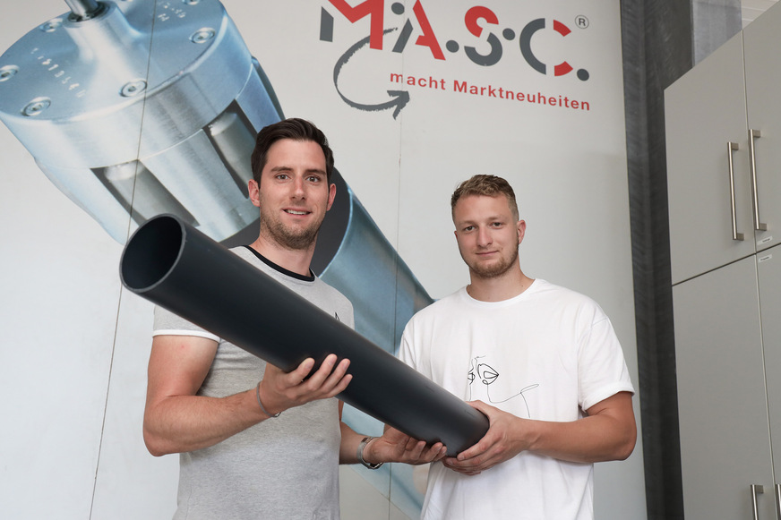 Christian Wesp und Benedict Fischer präsentieren das neue PE-Rohr in Anthrazit