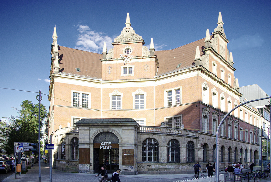 Das historische Postgebäude im Stadtteilzentrum von Berlin-Neukölln