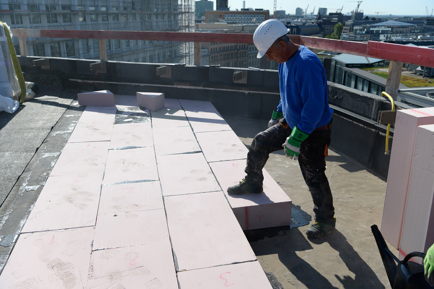 Rationelle Verlegung mit Elastomerbitumen.