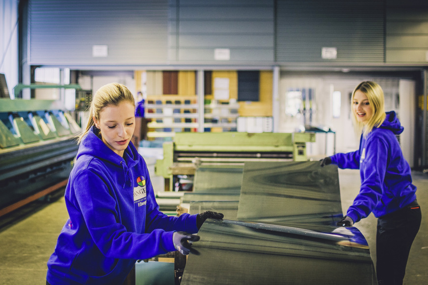 Teamarbeit: Franziska und Elena Dangel beim Ablängen eines Blechs vom Band