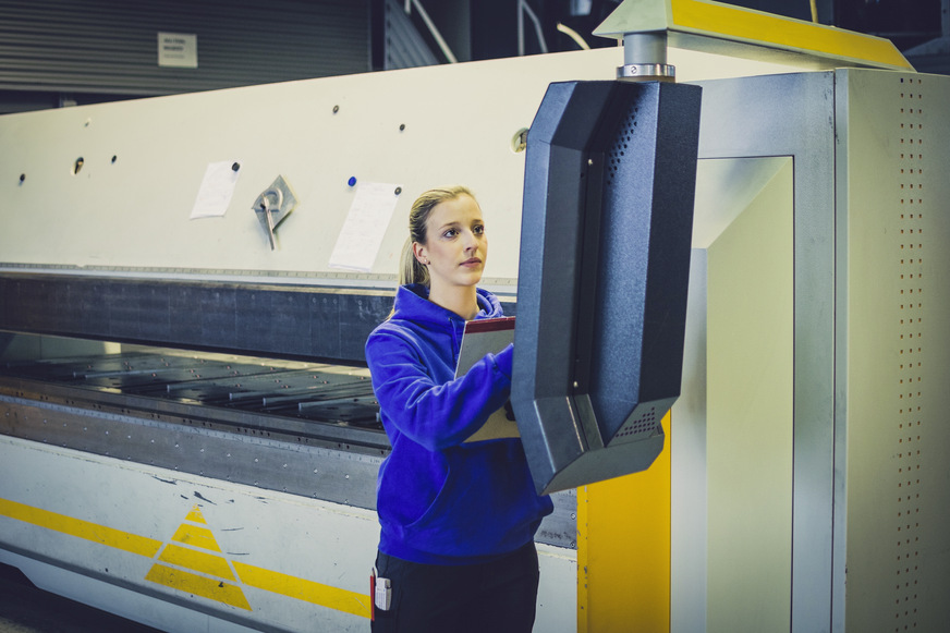 Franziska stellt die Schwenkbiegemaschine ein, um Profile nach Vorgabe zu biegen