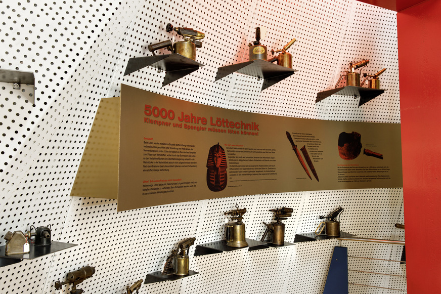 ... lockern den detaillierten und grafisch anspruchsvoll gestalteten&nbsp; Zeitstreifen auf