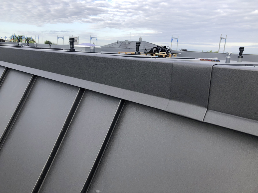 Das Aluminiumprofil der Dachrandabdeckung überdeckt die Entlüftung