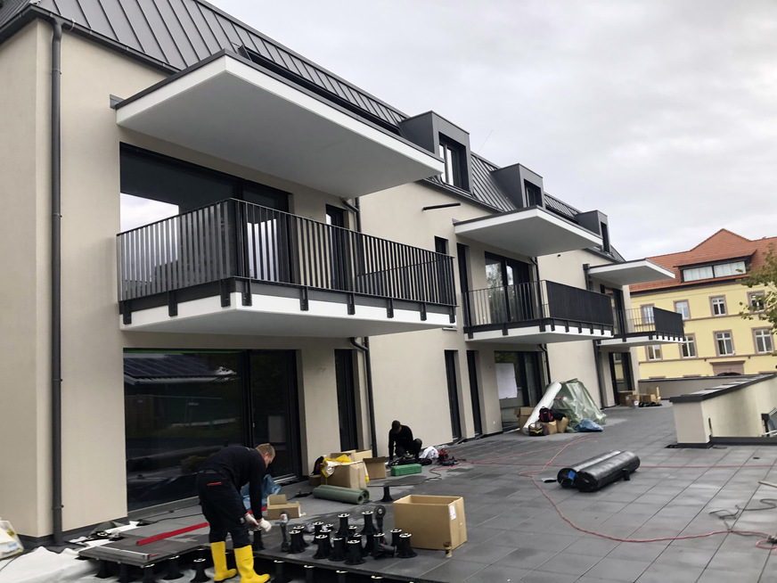 Unter den Terrassenbelägen wird das Niederschlagswasser sicher abgeführt