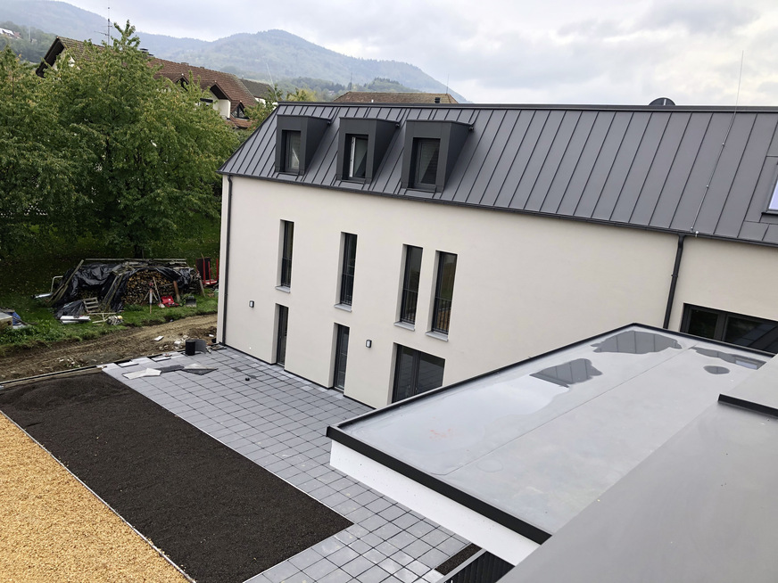 Profilgebend: Attika- und Dachrandprofile unterstreichen die ­geradlinige Formensprache