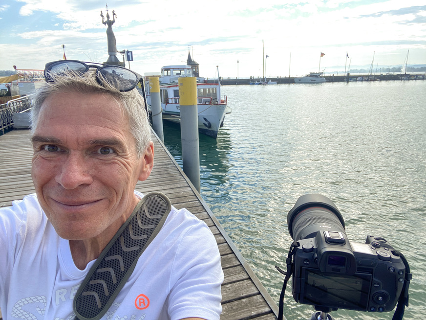 BAUMETALL-Chefredakteur Andreas Buck kümmert sich um Hafenatmosphäre für das XXL-Messeschiff