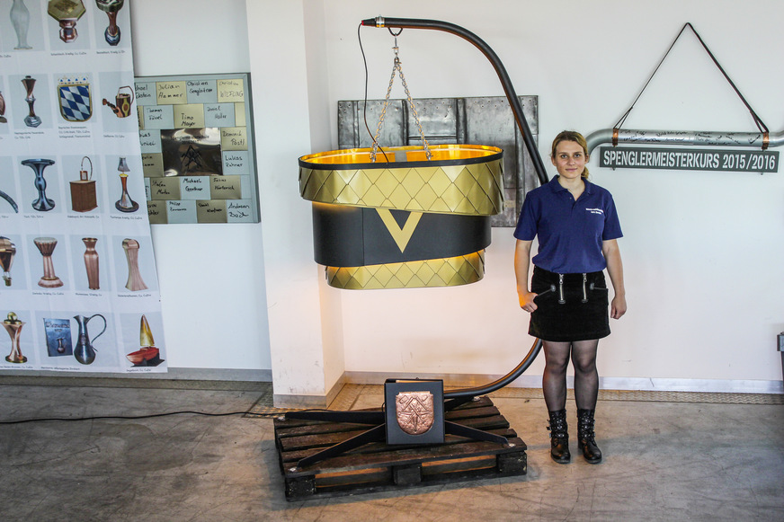 Geometrisch raffiniert gestaltete Stehlampe von Laura Kornhaaß