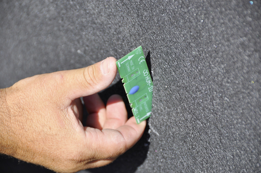 Einschieben des RFID-Sensors in die Dämmung