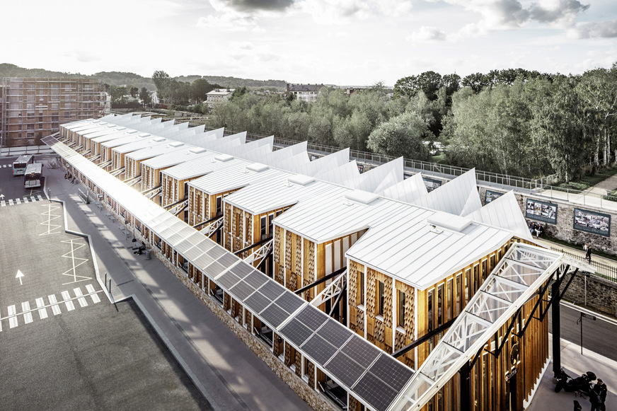 Unterhalb der Metalldachfläche decken Photovoltaikelemente große Teile des Strombedarfs