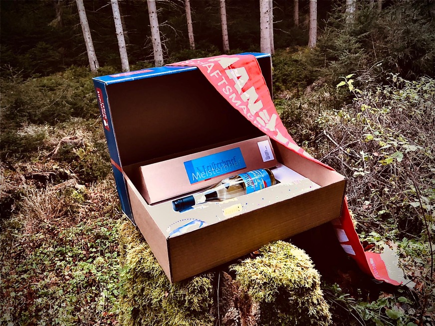 Urkunde, Sekt, Konfetti und ein Meisterschal- die Box lädt zum feiern ein