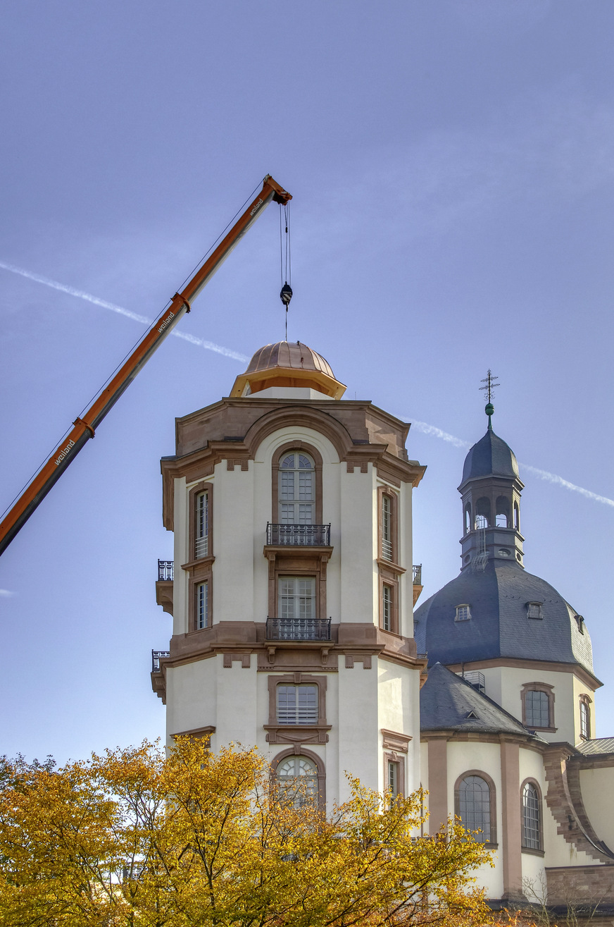 Ein Kran hievte die Kuppel am Haken auf das Bauwerk