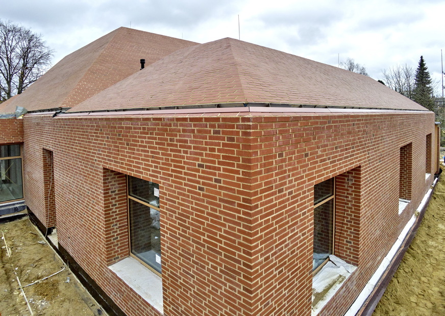 Dank der innenliegenden Entwässerung und dem nahtlosen Übergang von Fassade- zu Dachflächen wirkt das Ensemble besonders harmonisch