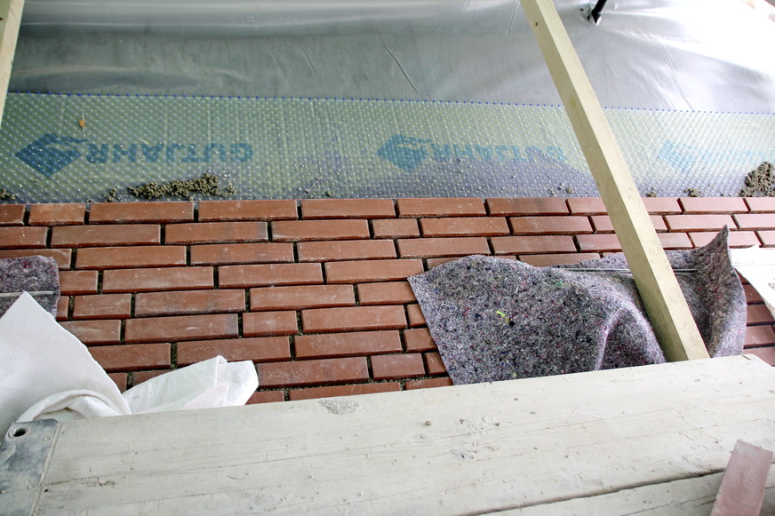 Als zweite Entwässerungsebene wurde auf dem Dach die Drainagematte AquaDrain HU-EK von Gutjahr verwendet, eine hochbelastbare kapillarpassive Flächendrainage