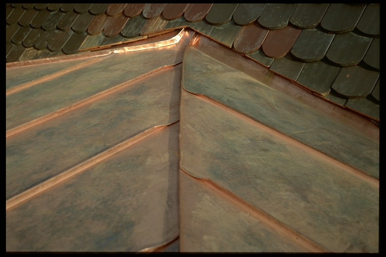 Klassisch ausgeführter gefalzter Gratanschluss auf einem Kupfer-Gaubendach