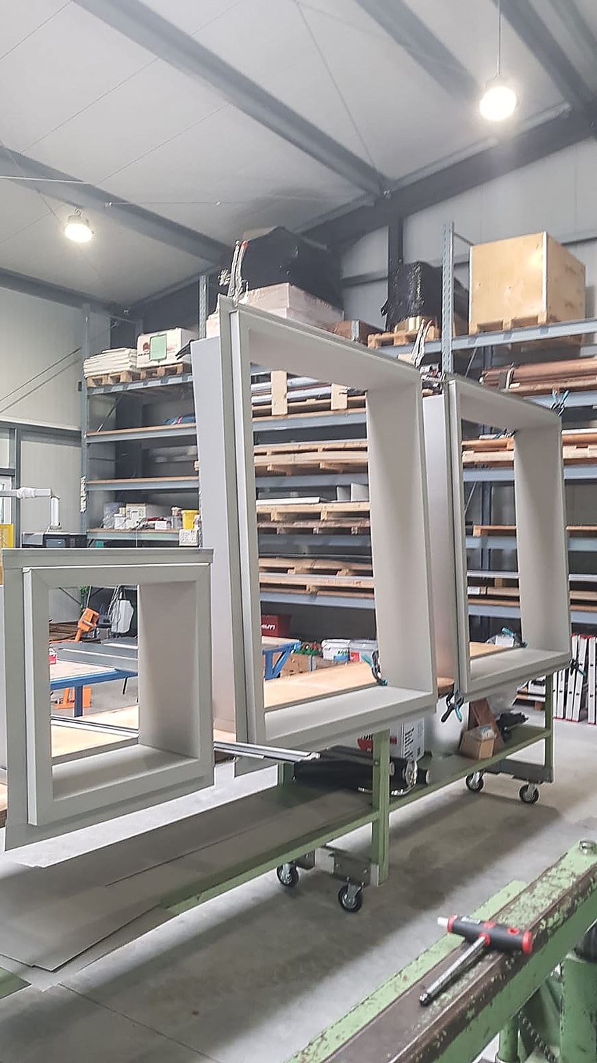 Eingerahmt: Fenstereinfassungen wurden in Thüringen vorgefertigt …