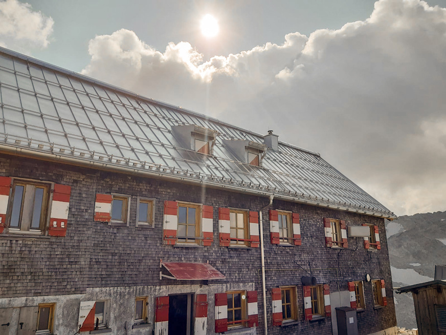 Ein Edelstahldach mit Schneefangeinrichtung