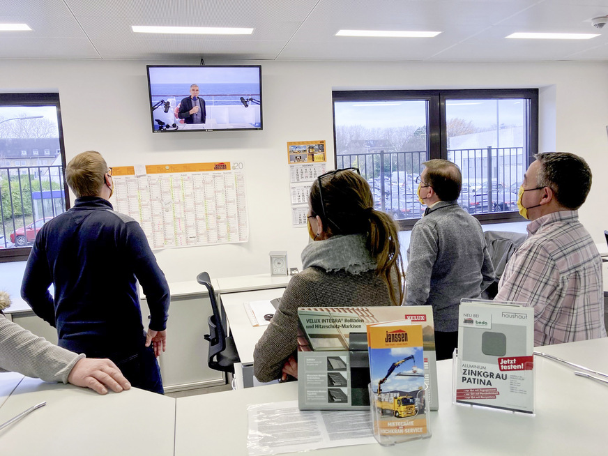 Interessierte Messeschiff-Zuschauer verfolgen den Livestream beim Handelshaus H. Janssen & Co. KG in Mönchengladbach