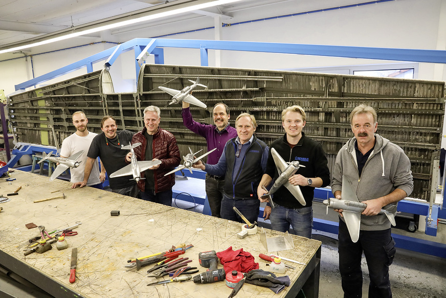 Begeisterte Teilnehmer des BAUMETALL-Workshops bei den Flugzeugspenglern