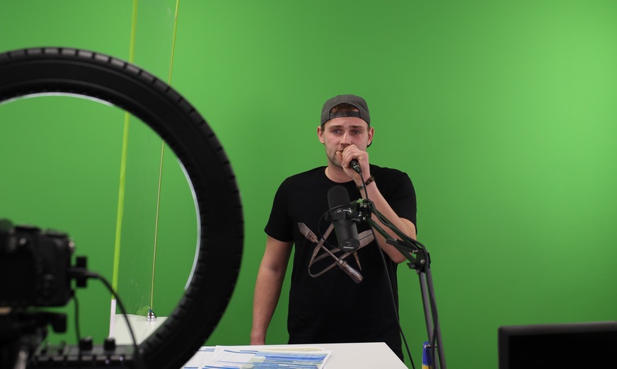 Nils Lippert rockt den Spengler-Song im Spengler-Shirt 