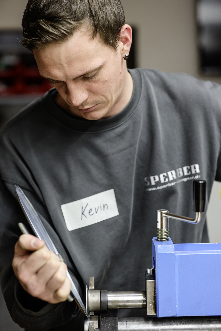 Konzentriert: Die Führung des Werkstücks erfordert Fingerspitzengefühl