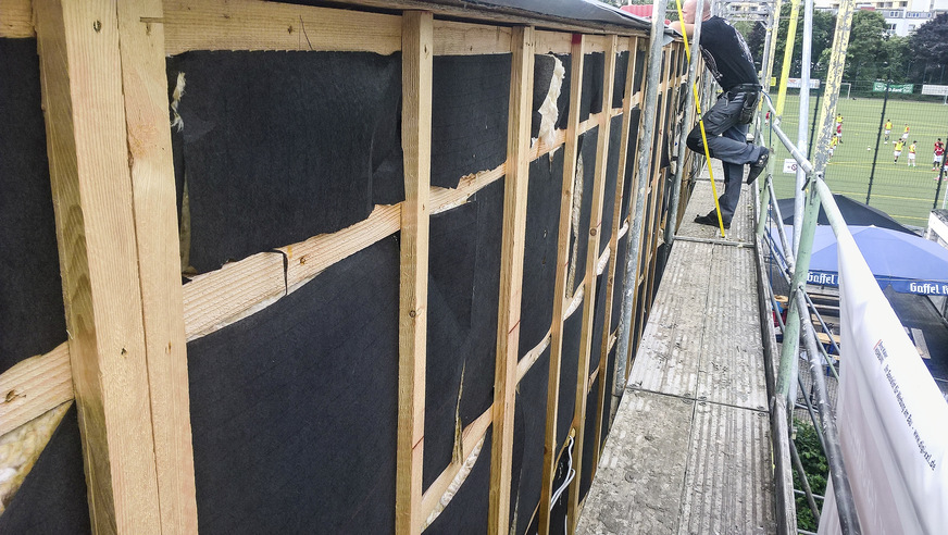 Mit der Holz-Unterkonstruktion mussten die Fachleute von Vierling Bedachungen manche Unebenheiten des Betons ausgleichen