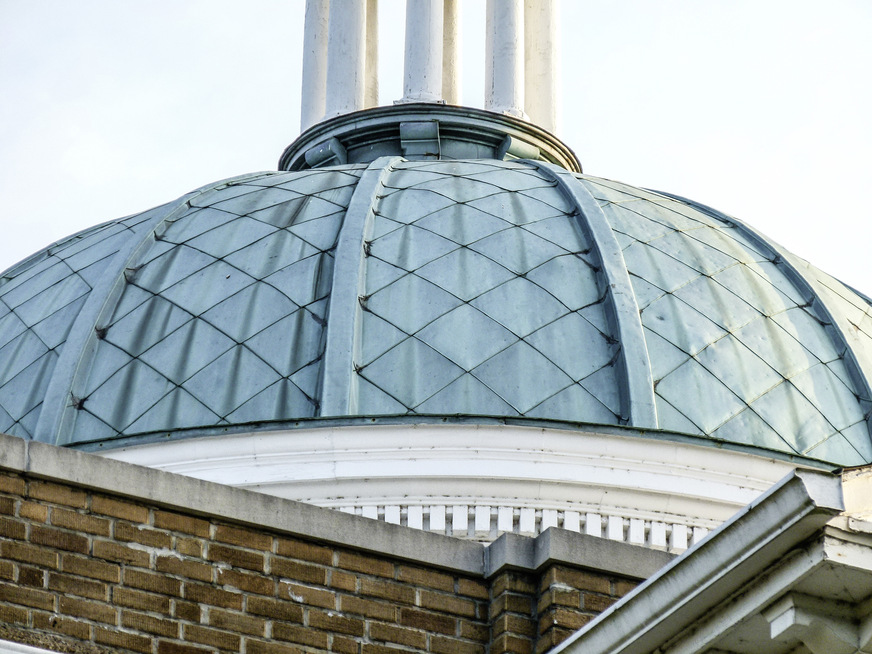 Die stark bewitterte frühere Kuppel auf der Kirche in Georgia, USA