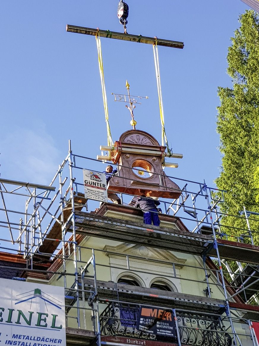 Ein Kran hob das Giebelornament samt Bekrönung in einem Stück auf die Villa, ...