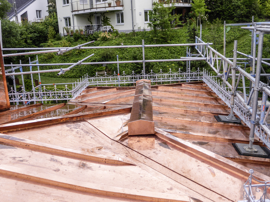 Im flach geneigten Bereich des Mansardendachs verlegte das Steinel-Team eine neue Leistendeckung aus Kupfer