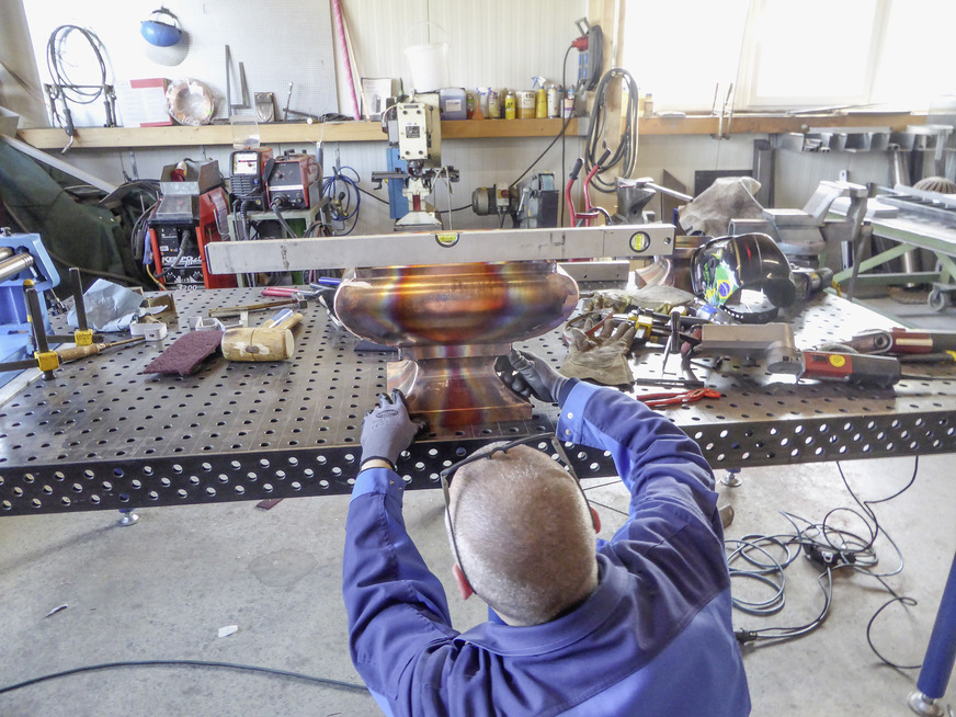 Herzblutklempner beim Fertigen einer Fiale. Die flaschenförmigen Zierkörper wurden anschließend am Giebel montiert