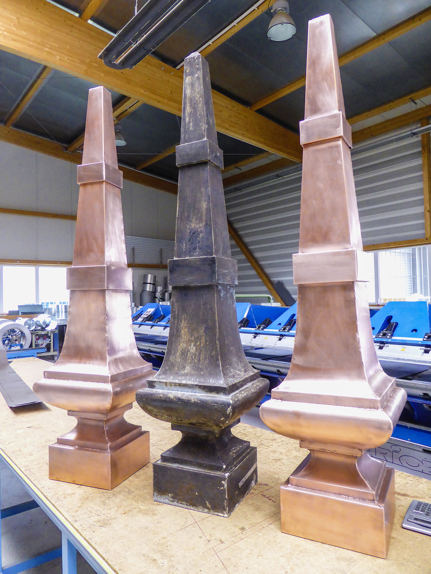 Vorher – nachher: Links und rechts die beiden neuen Fialen, in der Mitte ein demontiertes Original von 1899