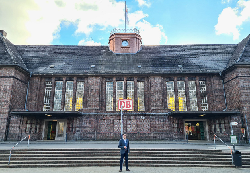 Dirk Teubler, Leiter Bahnhofsmanagement in Schleswig-Holstein vor dem Flensburger Bahnhof