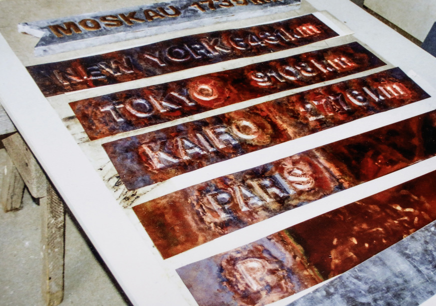 Es geht voran: Treibarbeiten zur Herstellung der Hinweisschilder