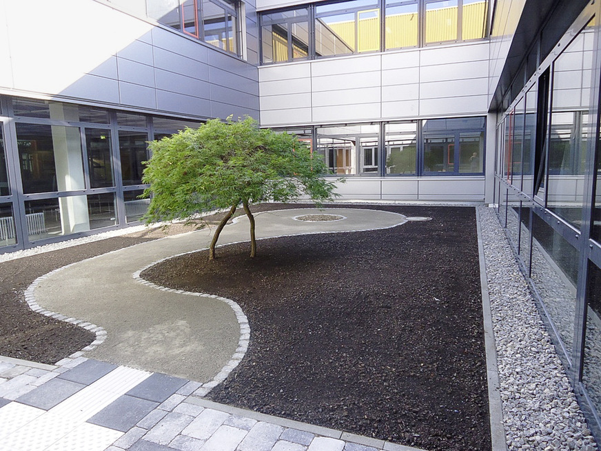 Strukturgebend: die Fassadenprofile im Innenhof