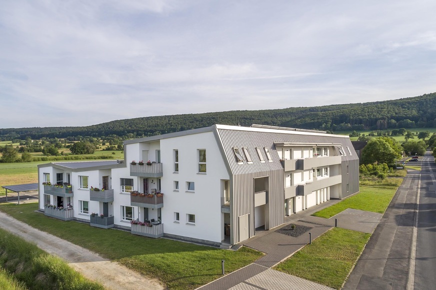 Dach und Fassade verschmelzen zur optischen Einheit. Highlight ist ein Gefälle-Knick in der Fassade