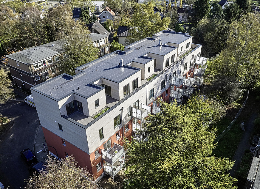 Die Sanierung des Wohnriegels aus den 1960er-Jahren schafft nachhaltig mit Holz und Mineralwolle gut nutzbare Fläche im dichten, urbanen Hamburger Raum﻿