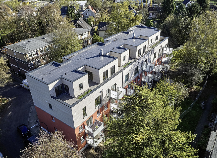 Die Sanierung des Wohnriegels aus den 1960er-Jahren schafft nachhaltig mit Holz und Mineralwolle gut nutzbare Fläche im dichten, urbanen Hamburger Raum﻿