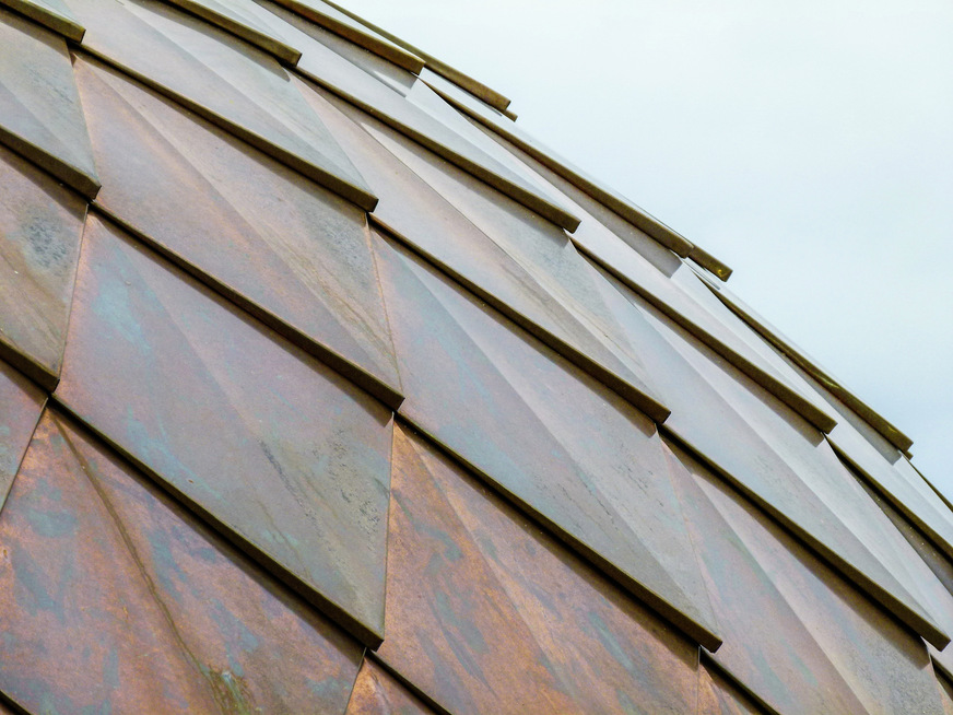 Diese N﻿ahaufnahme zeigt die deutlich strukturierte Oberfläche der Kupferkuppel