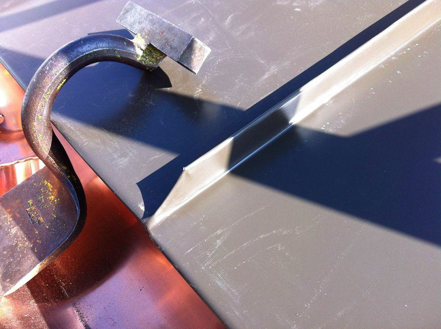 Ciprian Vlad positionierte sein Schaleisen an der Traufe