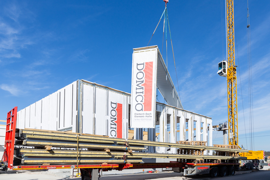 Durch das faltbare Traggerüst konnte die Markl Dachdeckerei/Spenglerei GmbH die Element-Halle in kürzester Zeit mit einem Mobilkran aufstellen. Behinderungen des laufenden Produktionsbetriebes wurden auf ein Minimum reduziert