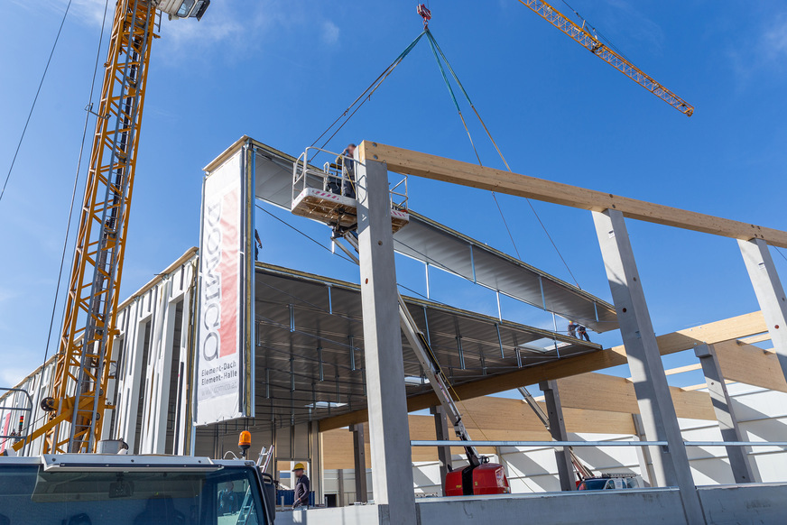 Aufgrund besonderer statischer Anforderungen mussten verschiedene Erweiterungsbauten mit groß dimensionierten Leimbindern konstruiert werden. Diese (im Bild hinteren) Bereiche sind mit Domico-Elementdächern ausgerüstet.