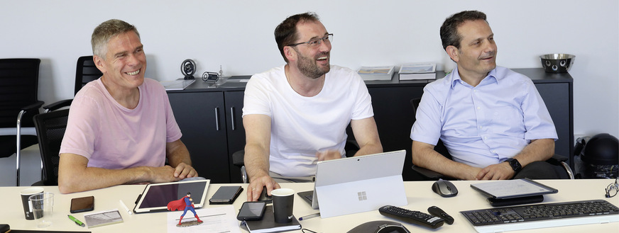 BAUMETALL-Chefredakteur Andreas Buck, Berthold Ruck (Prefa) und Luigi Greco (Gesacon) sprechen per Video mit Reinhold Katterloher (SHK-Innung in München)