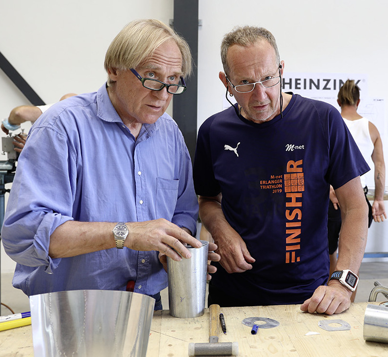 Workshop-Trainer Friedrich Reinbold erklärt Meisterausbilder Arno Fell wie die Spanten im Rumpf eingesetzt werden