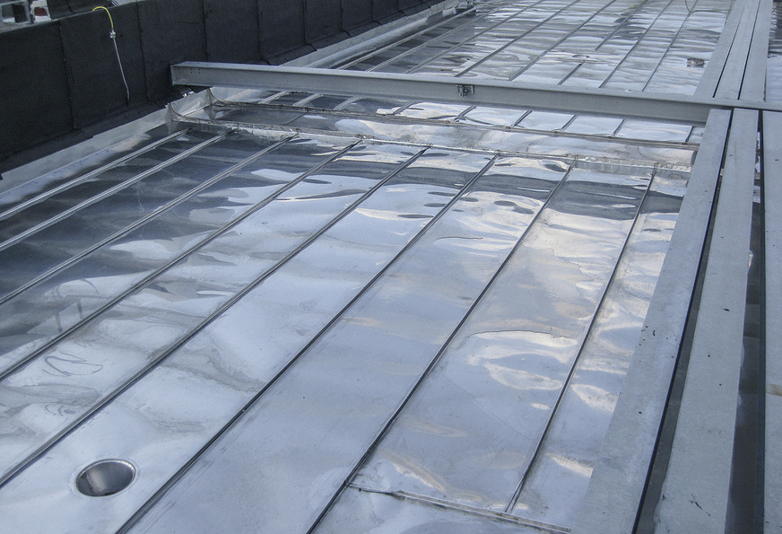 Glänzender Untergrund für jede Art von Gründach ist eine Dacheindeckung aus rollnahtgeschweißtem Edelstahl Rostfrei mit Qualitätssiegel