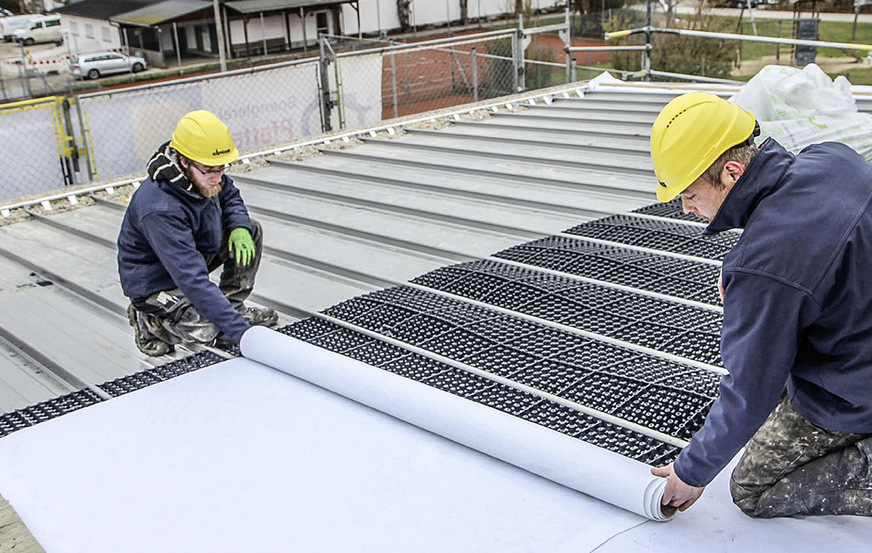 Einbau der Trenn- und Tragschichten auf dem Rib-Roof-Dach von Zambelli