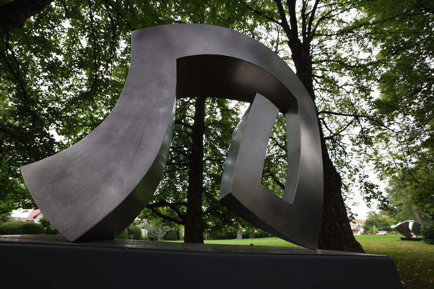 Edelstahl-Skulptur von René Dantes